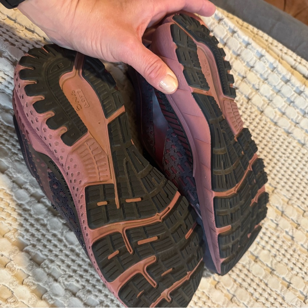 Brooks Women's Running Shoe - Charcoal & Dusty Rose - Picture 7 of 10